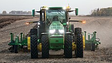 Autonomní traktor John Deere 8R se ji letos dostane do sériové výroby.