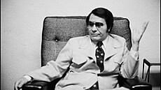 Jim Jones ode�el se svými zmanipulovanými ove�kami, prost�elil si hlavu.