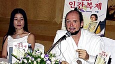 V roce 2001 pedstavil Rael v Soulu Jihokorejku Kim Jin-Hi, mla se stát matkou...