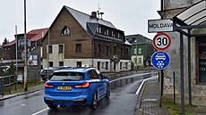 Moldava v Kru�ných horách. Vlevo budova obecního ú�adu.