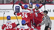 etí hokejisté se radují z první trefy ve finále mistrovství svta junior.