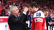 eský útoník Matou Meník (18) si od éfa Mezinárodní hokejové federace IIHF...