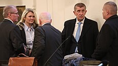 U soudu s bývalým premiérem a kandidátem na prezidenta Andrejem Babi�em a jeho...