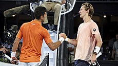Srb Novak Djokovi� (vlevo) p�ijímá gratulace od Ameri�ana Sebastiana Kordy po...