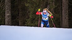 Markéta Davidová stoupá na trati sprintu ve slovinské Pokljuce