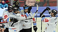 Karlovarští hokejisté se radují z gólu.