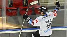 Filip Koffer z Karlových Var� se raduje z gólu.