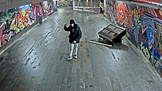 Opilec zni�il piano v podchodu ve Frýdku-Místku