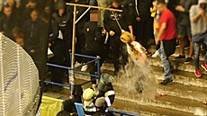 Fanouci na hokejovém derby Vsetína se Zlínem zapálili hadrového panáka na...