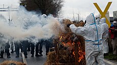 Mezi policií a aktivisty, kte�í se sna�í zabránit zbourání vesni�ky Lützerath v...
