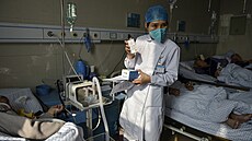 Pacienti na covidovém oddlení v ínské nemocnici (4. ledna 2023)
