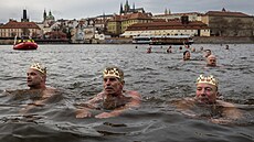 Zhruba 40 otuilc se v centru Prahy zúastnilo tradiního tíkrálového plavání...