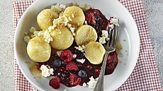 Tvarohov� knedl�ky s lesn�m ovocem