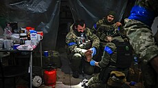 Ošetřování raněného vojáka na frontě v Soledaru na východě Ukrajiny (8. ledna... | na serveru Lidovky.cz | aktuální zprávy