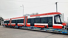 Obousm�rné tramvaje �koda ForCity Smart 45 (vpravo) jsou modern�j�í verzí dosavadních souprav z 80. a 90. let.