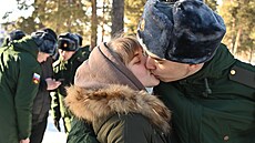 Odvedený ruský voják s loučí se svou přítelkyní. (11. listopadu 2022)