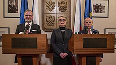 Premiér Petr Fiala a ministryn� obrany Jana �ernochová na jednání s �editelem...