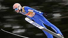 Polský skokan na lyích David Kubacki ovládl kvalifikaci na závod Turné ty...