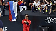Srbský tenista Novak Djokovi se fotí s fanouky po vyhraném semifinále na...