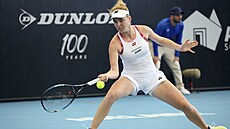 Forhend Lindy Noskové b�hem finále turnaje WTA v Adelaide proti Aryn�...