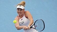 Bekhendový úder Lindy Noskové b�hem finále turnaje WTA v Adelaide proti Aryn�...