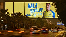 Vítej Ronaldo. idii na dálnici v Rijádu projídjí pod obím bilboardem,...