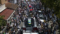 Rakev s ostatky Pelého na hasičském autě projíždí ulicemi Santosu směrem ke...