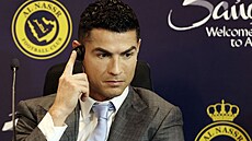 Cristiano Ronaldo na tiskové konferenci, kde byl poprvé pedstaven jako hrá...