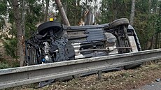 �idi� u Kozlova p�evrátil kiu na bok, auto se za svodidly op�elo o stromy....