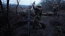 Ukrajinská armáda se o silvestrovské noci p�ipravuje na st�elbu z minometu....