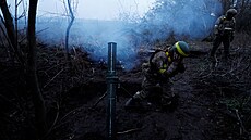 Ukrajinská armáda se o silvestrovské noci pipravuje na stelbu z minometu....