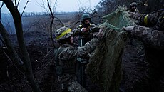 Ukrajinská armáda se o silvestrovské noci pipravuje na stelbu z minometu....