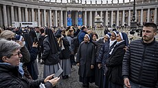 Lidé se do Vatikánu pili rozlouit s Benediktem XVI.(3. ledna 2023)
