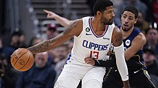 Paul George (vlevo) z Los Angeles Clippers bránný Tyresem Haliburtonem z...