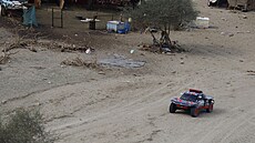 Zkuený Stephane Peterhansel na trati 1. etapy Rallye Dakar 2023.