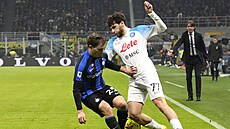 Nicolo Barella (vlevo) z Interu Milán v souboji s   Khvichou Kvaratskheliou z...