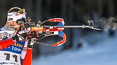 eský biatlonista Michal Krmá pí stelb ve sprintu Svtového poháru v...
