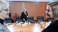 Ministryn� obrany Christine Lambrechtová (vlevo), kanclé� Olaf Scholz a...