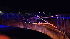 �idi� narazil do ocelového zábradlí, v�z z�stal stát t�sn� p�ed mostkem.
