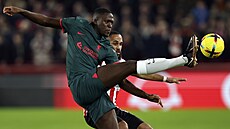 Ibrahima Konaté (vlevo) z Liverpoolu a Bryan Mbeumo z Brentfordu bojují o mí�.