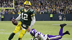 Aaron Rodgers (12) z Green Bay Packers skóruje proti Minnesota Vikings,...
