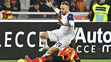 Lameck Banda (dole) z Lecce fauluje Manuela Lazzariho z Lazia.