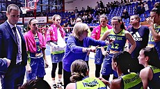 Natália Hejková mezi basketbalistkami USK Praha