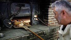 Francouzský peka Franck Burguad sází chleby do své devem vytápné pece. (5....