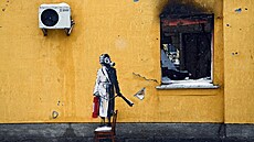 Banksyho dílo na zdi poškozeného domu v ukrajinském Hostomelu (26. listopadu...
