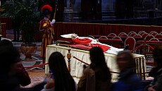 Rakev se zesnulým emeritním papežem Benediktem XVI. je ve Svatopetrské bazilice...