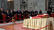 Poslední sbohem emeritnímu papei pila dát i italská premiérka Giorgia...