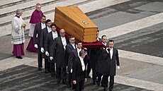 Rakev s ostatky zesnulého emeritního papee Benedikta XVI. na Svatopetrském...