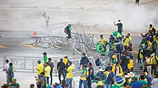 Příznivci brazilského exprezidenta Bolsonara vnikli do budovy parlamentu a...
