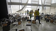 P�íznivci brazilského exprezidenta Bolsonara vnikli do budovy parlamentu a...